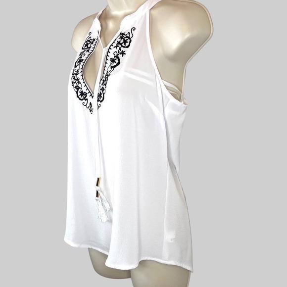 bebe Embroidered Sleeveless V-neck Top in White and Black Size Small - Picture 2 of 9